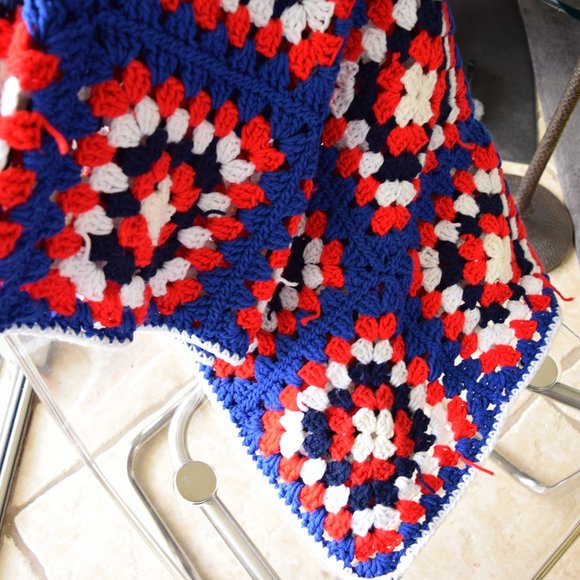 Patriotic Granny Squares Afghan Throw Lap Blanket Handmade Red White Blue Cottag - Picture 8 of 13
